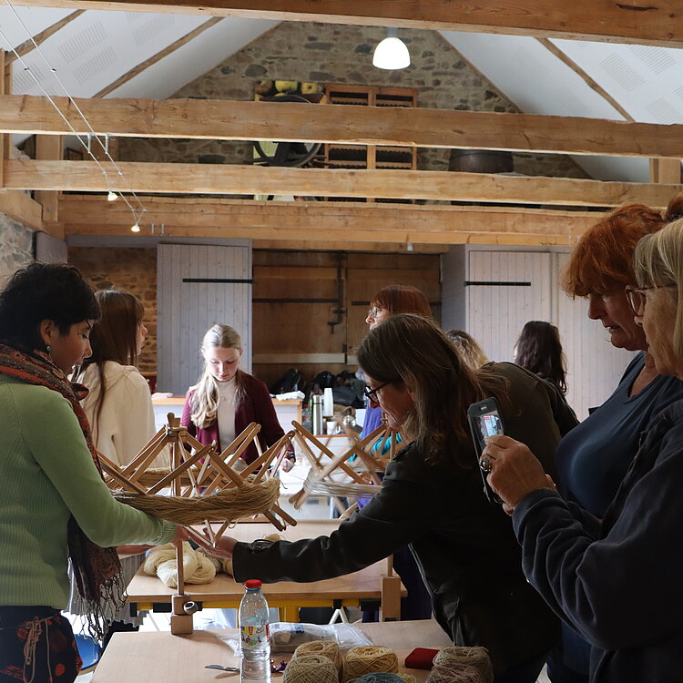 Les élèves ont animé des ateliers et expliqué la technique du bobinage aux bénévoles de l'Herbe Folle