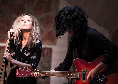 Duo Nolwenn Korbell et Hélène Brunet en concert au café l'Herbe Folle, à l'Abbaye de Beauport, à Paimpol