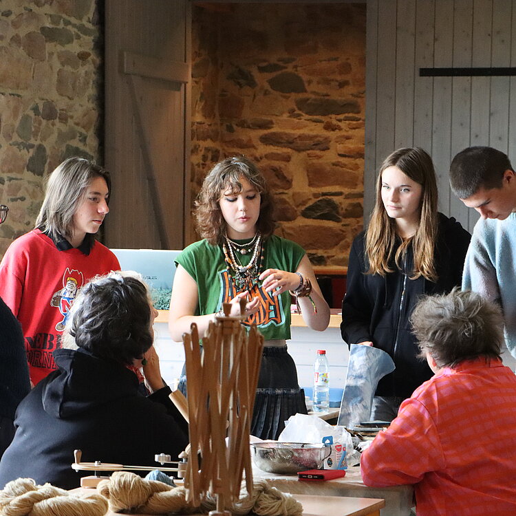 Les élèves ont animé des ateliers de teinture végétale en présence des bénévoles de l'Herbe Folle